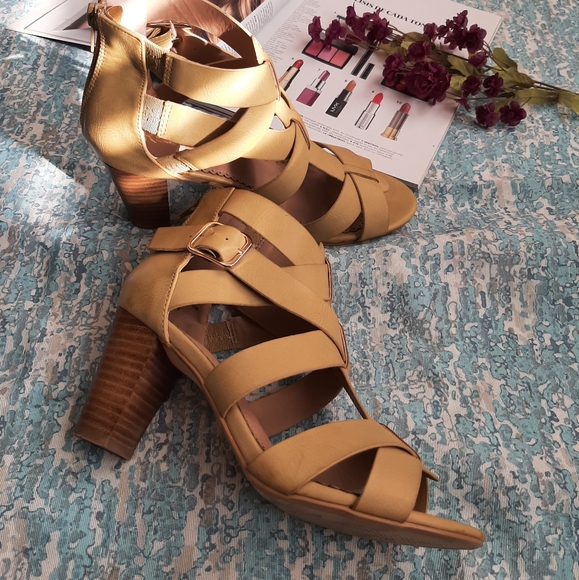 RESTRICTED Adora Sandal - Picture 2 of 11